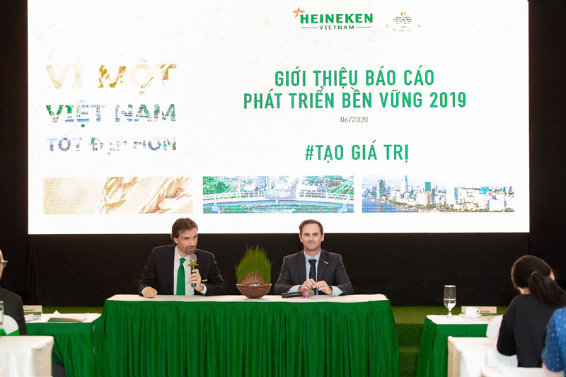 Đại diện HEINEKEN Việt Nam, Ông Alexander Koch - Tổng Giám đốc Điều hành (bìa trái) và Ông Matt Wilson - Giám đốc Ngoại vụ Cấp cao (bìa phải)